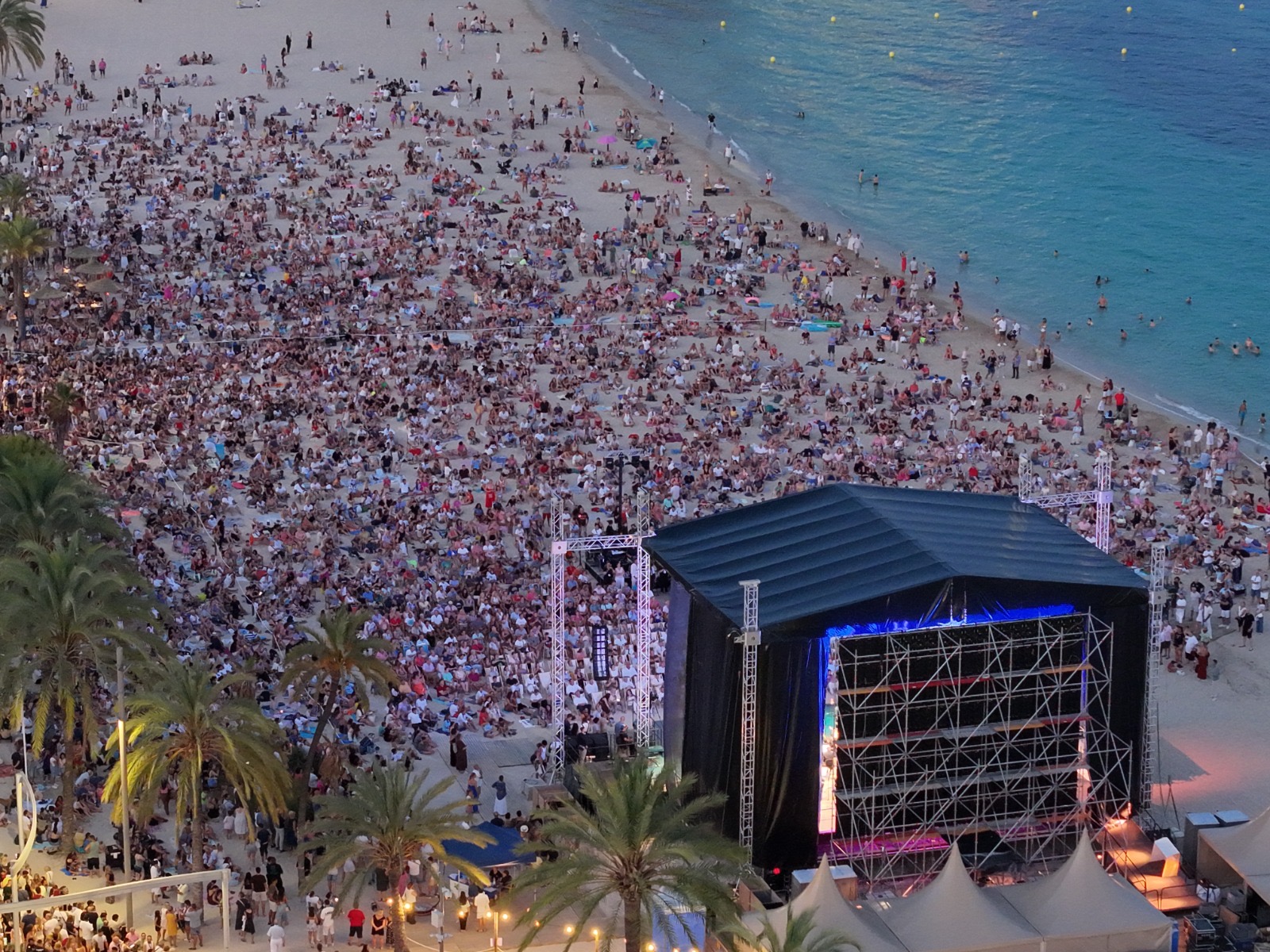 10,000 people moved by film music on Magaluf beach with the OSIB under Pablo Mielgo's baton